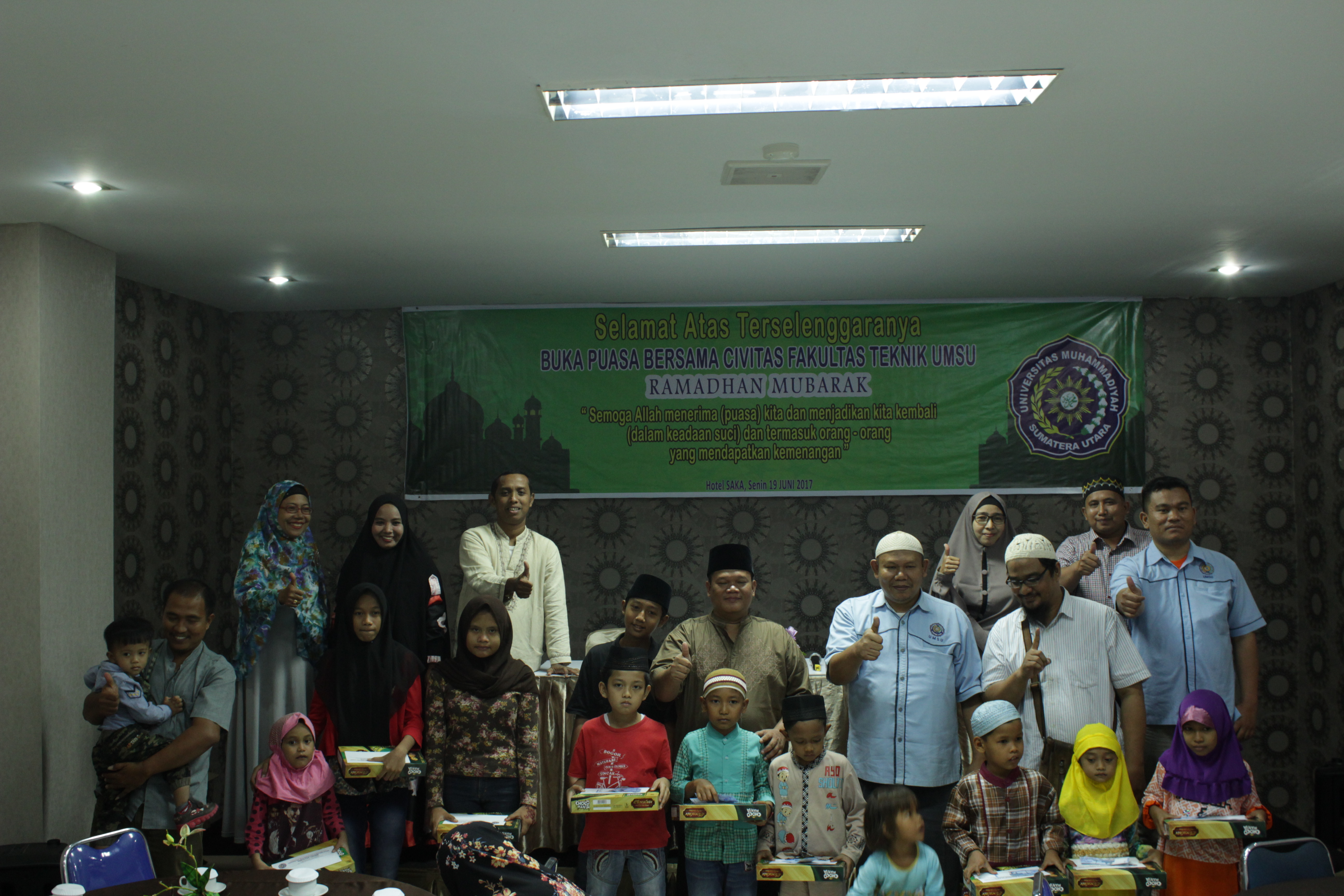 Dekan FT UMSU, Rahmatullah, ST, MSc (tengah/peci hitam) bersama dengan civitas akademika dan anak yatim piatu