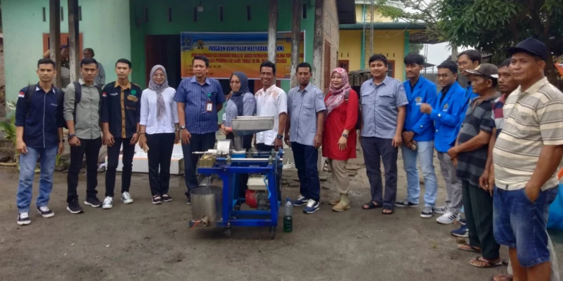 Fakultas Teknik (Mahasiswa UMSU) Ciptakan Mesin Pembuatan Saus Tomat, Kepada Petani Sergai